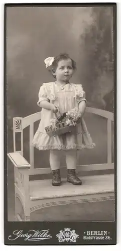 Fotografie Georg Wilke, Berlin, Badstrasse 36, Mädchen mit Blumenkorb trägt weisses kleid