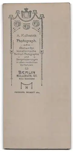 Fotografie A. Kulhanek, Berlin, Müllerstr. 137, Knabe mit Ball auf Sofa stehend