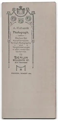 Fotografie A. Kulhanek, Berlin, Müllerstr. 137, Knabe mit Ball auf Sofa stehend