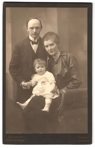 Fotografie Atelier Wüstefeldt, Erfurt, Anger 43, junge Familie im Fotoatelier 1915