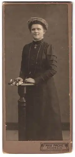 Fotografie Max Pache, Achern i. B., Dame im schwarzen Kleid mit Blumen & Halskette