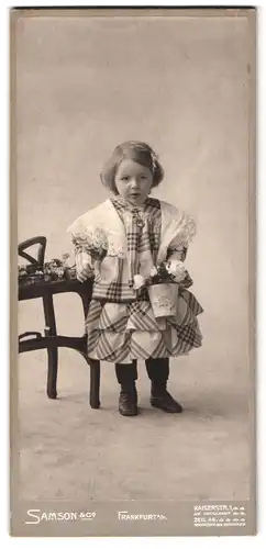 Fotografie Samson & Co., Frankfurt / Main, Kaiserstr. 1, niedliches Mädchen trägt Kleid mit Karomuster
