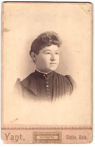 Fotografie Yant, Olathe / Kansas, Portrait Brünette Dame trägt Bluse mit Knopfleiste