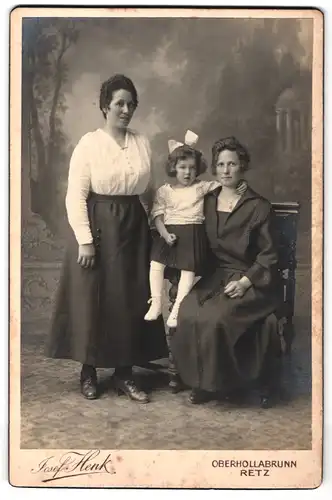 Fotografie Josef Henk, Oberhollabrunn, Bismarckstrasse, Damen und Mädchen vor Studiokulisse