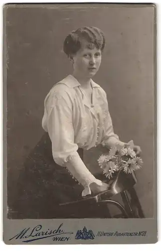Fotografie M. Larisch, Wien, Untere Augartenstrasse 38, junge Dame mit Blumen trägt weisse Bluse