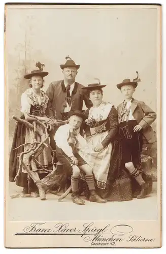 Fotografie Franz Xaver Spiegl, München, Goethestr. 42, Bayerische Familie in Tracht beim Fotograf