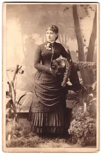 Fotografie J.H. Kammer, Portsmouth, 118 Pleasant St., hübsche Dame mit Hut vor Studiokulisse