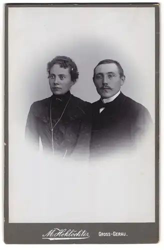 Fotografie M. Hohlöchter, Gross-Gerau, Paar wohl gekleidet im Foto-Atelier