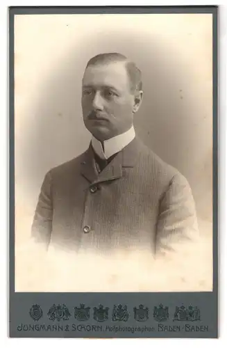 Fotografie Jungmann & Schorn, Baden-Baden, Wernerstr. 3, Portrait Herr trägt schlichten Anzug