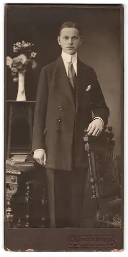 Fotografie Alfred Steinberg, Hamburg, Röhrendamm 54a, Bursche mit Seitenscheitel im Anzug