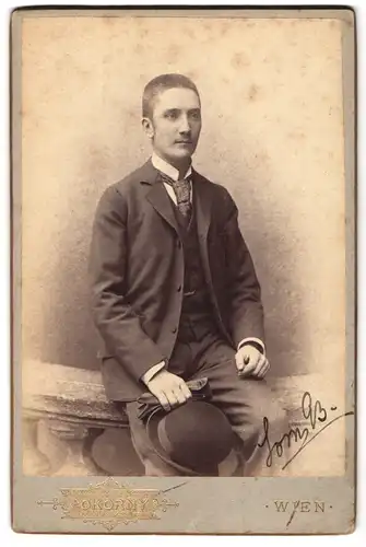 Fotografie Pokorny, Wien, Kohlmarkt 1, Bursche im Anzug mit Hut-Melone