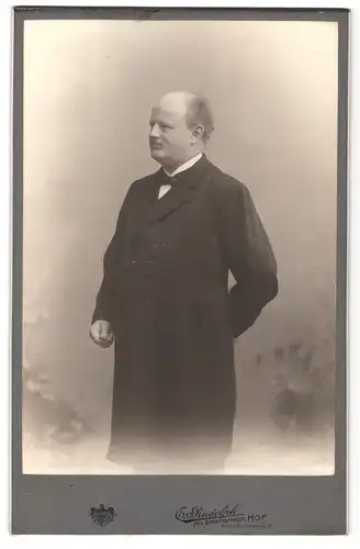 Fotografie E. Rudolph, Hof, Lorenzstrasse 3, Herr mit Halbglatze im Mantel