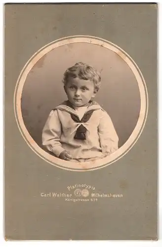 Fotografie Carl Walther, Wilhelmshaven, Königstrasse 57a, Knabe im Matrosenanzug