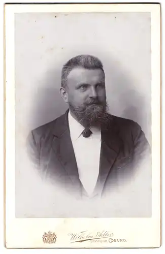 Fotografie Wilhelm Adler, Coburg, Herr mit Igelfrisur und Vollbart