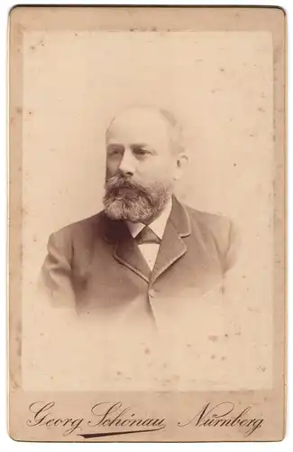 Fotografie Georg Schönau, Nürnberg, Älterer Herr mit Vollbart