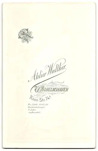 Fotografie Walther, Wilhelmshaven, Roonstrasse 74b, Fräulein mit Ansteckblumen