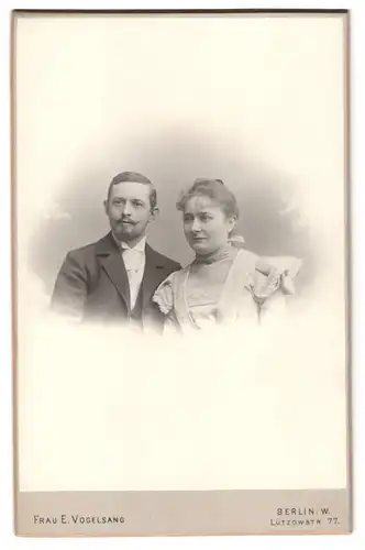 Fotografie Frau E. Vogelsang, Berlin, Lützowstrasse 77, Ehepaar in schicker Kleidung