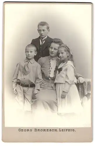 Fotografie Georg Brokesch, Leipzig, Zeitzerstrasse 2, Mutter mit ihren Kindern