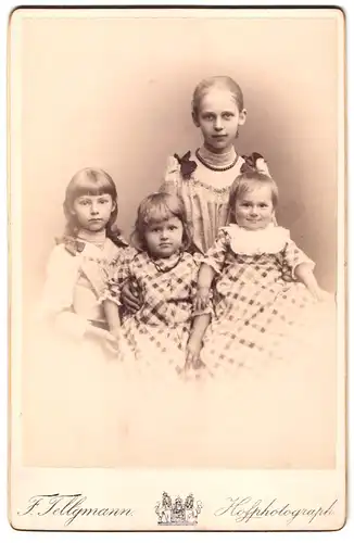 Fotografie F. Tellgmann, Hersfeld-Eschwege, Geschwister in schicken Kleidern
