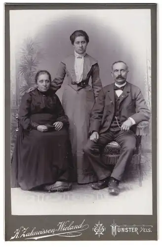 Fotografie H. Zahneissen-Wieland, Münster i. Els., Tochter mit ihren Eltern