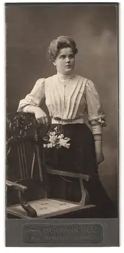 Fotografie Hermann Tietz, Hamburg, Gr. Burstah 12-14, Stilvolle Dame nebst Stuhl