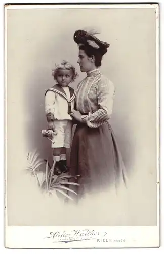Fotografie Walther, Kiel, Klinke 26, Knabe im Matrosenanzug mit Mutter