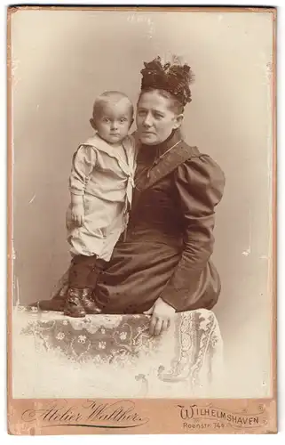 Fotografie Walther, Wilhelmshaven, Roonstrasse 74b, Grossmutter mit Enkel im Matrosenanzug