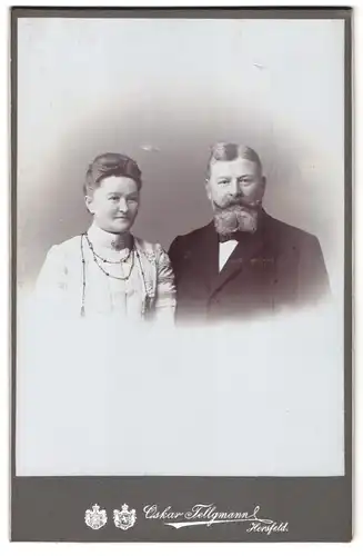Fotografie Oskar Tellgmann, Hersfeld, Betagtes Ehepaar in eleganter Kleidung