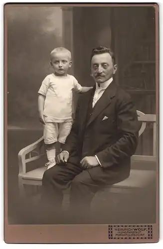 Fotografie Heinrich Wolf, Perchtoldsdorf, Vater und Sohn mit stechenden Augen