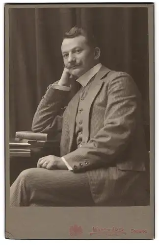 Fotografie Wilhelm Adler, Coburg, Allee 6, Stilvoller Herr im Nadelstreifenanzug