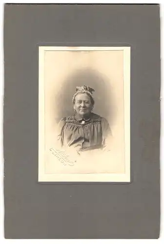 Fotografie Hühn, Arlon, Sympathische betagte Dame