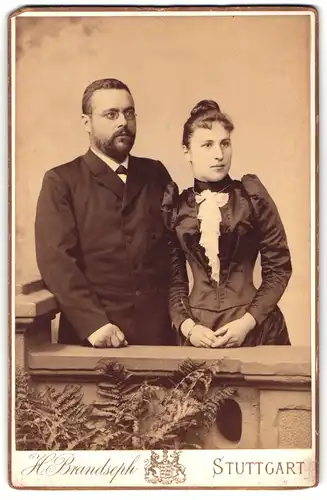 Fotografie H. Brandseph, Stuttgart, Marienstrasse 36, Hübsche Frau mit Ehemann