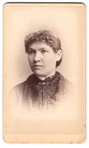 Fotografie M. G. C. Kimball, Concord, Cor. Main & School St., Portrait Frau im Kleid mit Locken