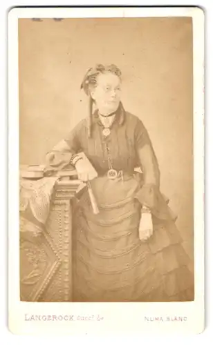 Fotografie Langerock, Paris, Bould. des Italiens 29, Portrait Dame im Kleid mit Locken und Fächer