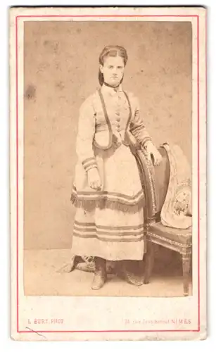 Fotografie L. Bert, Nimes, rue Jean Reboul 24, Portrait Frau im Kleid mit Bolero schaut genervt