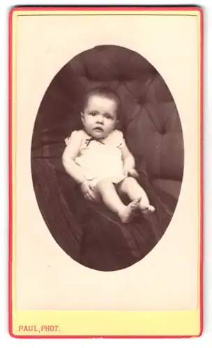 Fotografie N. Paul, Versailles, Avenue de St. Cloud 54, Portrait Kleinkind im Kleid sitzt im Sessel