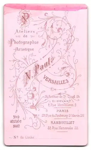 Fotografie N. Paul, Versailles, Avenue de St. Cloud 54, Portrait Kleinkind im Kleid sitzt im Sessel