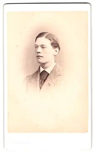 Fotografie J. Lacroix, Geneve, Portrait junger Mann im Anzug mit Schlips