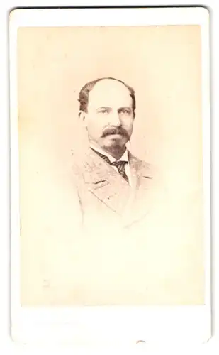 Fotografie J. Lacroix, Geneve, Rue de Candolle, Portrait Herr im Anzug mit Schlips und Halbglatze