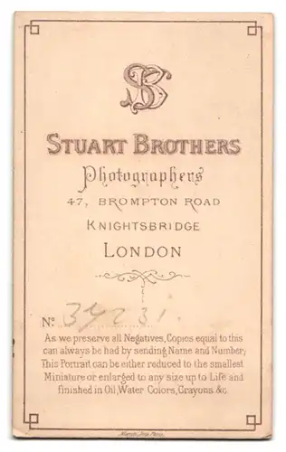 Fotografie Stuart Brothers, London, Brompton Road 47, Portrait Herr im Anzug mit hochgestelltem Kragen