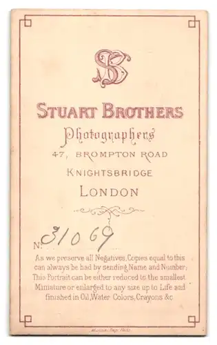 Fotografie Stuart Brothers, London, Brompton Road 47, Portrait kleines Mädchen im Kleid schaut genervt