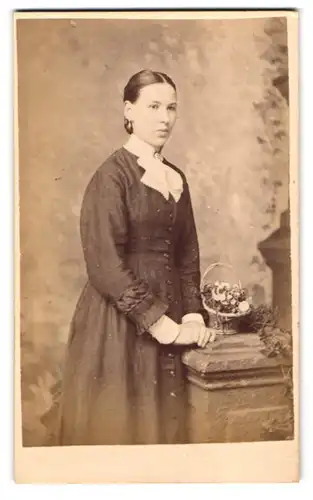 Fotografie Stuart Brothers, London, Brompton Road 47, Portrait junge Frau im Kleid mit Brosche und Schleife