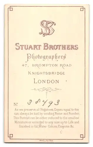 Fotografie Stuart Brothers, London, Brompton Road 47, Portrait kleiner Junge im Kleid mit Strumpfhose