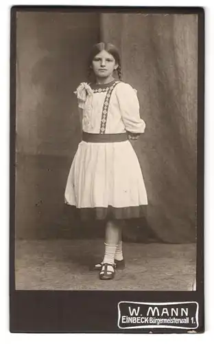 Fotografie W. Mann, Einbeck, Bürgermeisterwall 1, Portrait Mädchen im Kleid mit Zöpfen