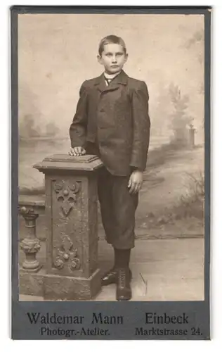 Fotografie Waldemar Mann, Einbeck, Marktstr. 24, Portrait junger Knabe im Anzug mit stolz geschwellter Brust
