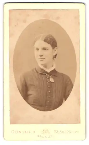 Fotografie Günther, Bruxelles, Rue Neuve 23, Portrait junge Frau im Biedermeierkleid mit Halskette