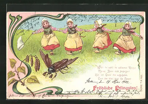 AK Holländische Mädchen in Holzschuhen fangen einen Maikäfer, Pfingstgruss