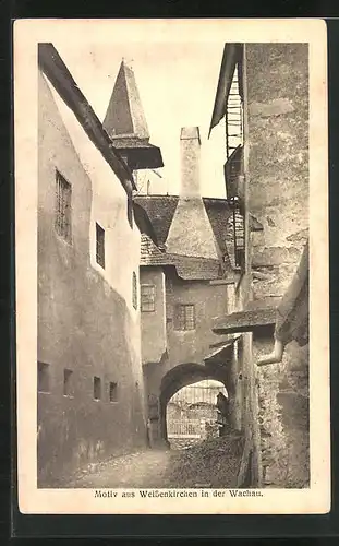 AK Weissenkirchen /Wachau, Strassenpartie mit Tor