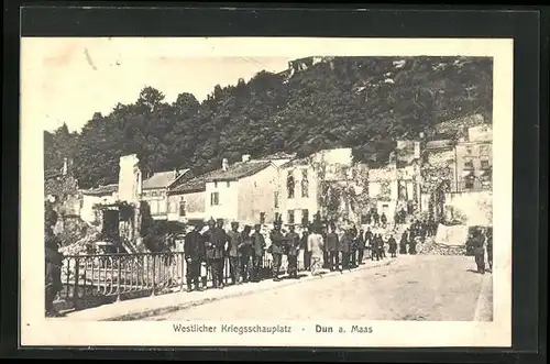 AK Dun a. Maas, Westlicher Kriegsschauplatz, Ortspartie mit Soldaten