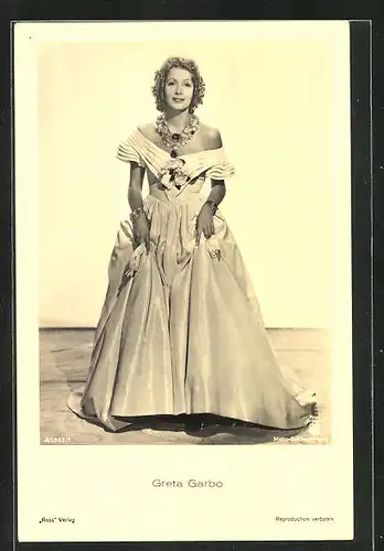 AK Schauspielerin Greta Garbo im schulterfreien Kleid